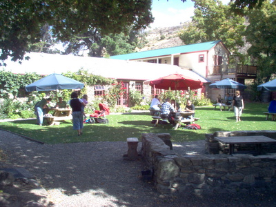 back_beer_garden_cardrona_hotel_new_zealand_400