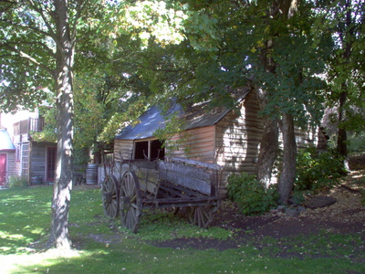 back_beer_garden_old_wagon_and_building_in_the_cardrona_hotel_new_zealand_400