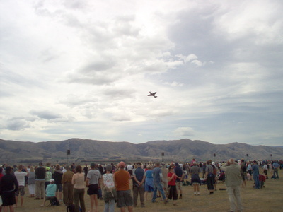 crowds_watching_mustang_400