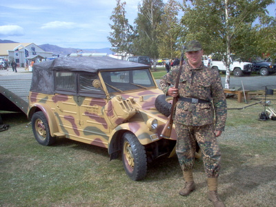 german_soldier_and_vehicle_at_warbirds_military_display_400