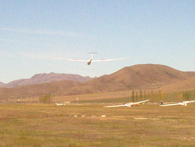 glider_landing_at_omarama_with_others_parked_up_400