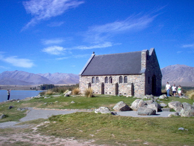 historic_little_chapel_church_in_tekapo_new_zealand_2_400