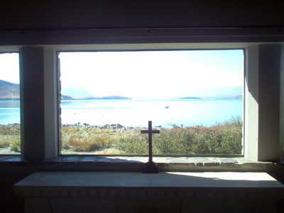 looking_out_window_historic_little_chapel_in_tekapo_400