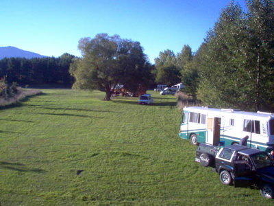 new_zealand_rest_area_with_campervans_that_can_free_camp_400